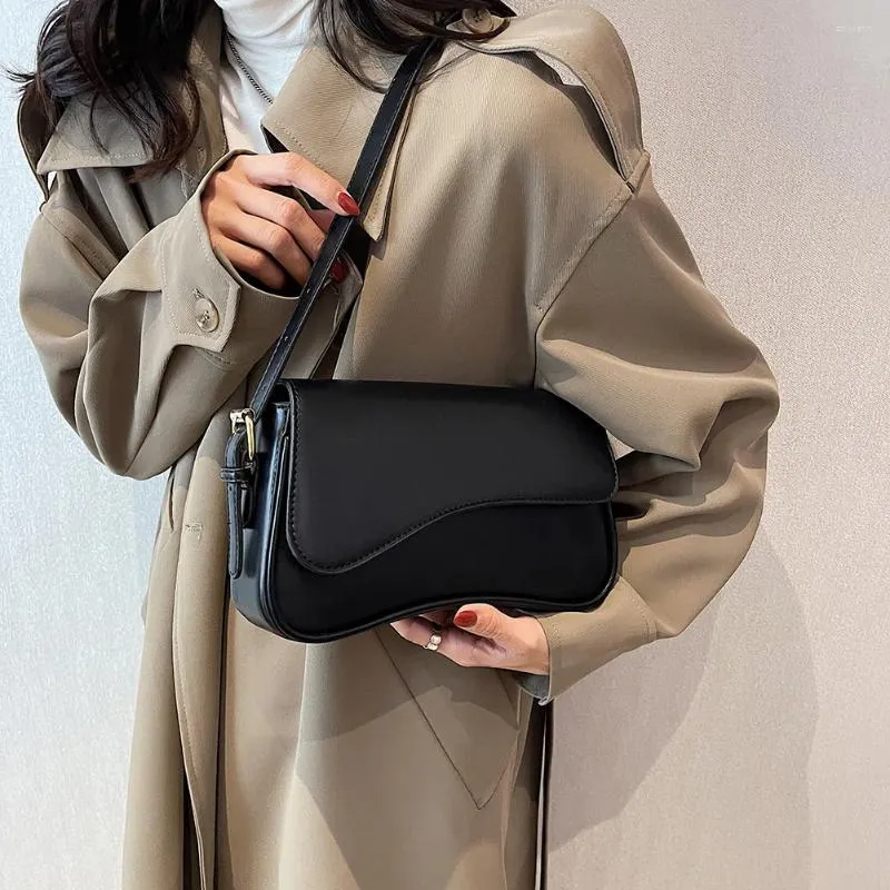 Umhängetaschen Vintage Leder Crossbody für Frauen 2024 Markendesigner Weibliche kleine Klappe Unterarmtasche Achselhöhle Handtaschen und_voghion.com