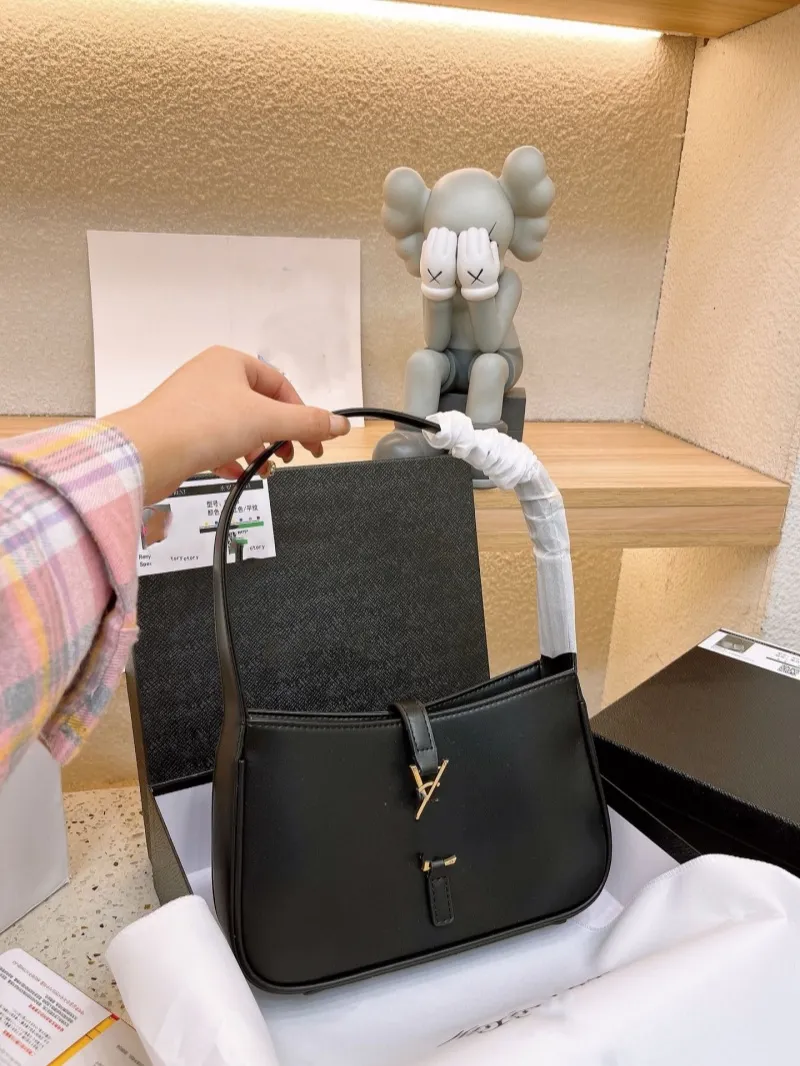 Torba designerska damska złota klamra litera pojedynczego ramion moda skórzana retro przekątna krzyż z torbą na podniszczanie torba torebka torebka torebka torebka