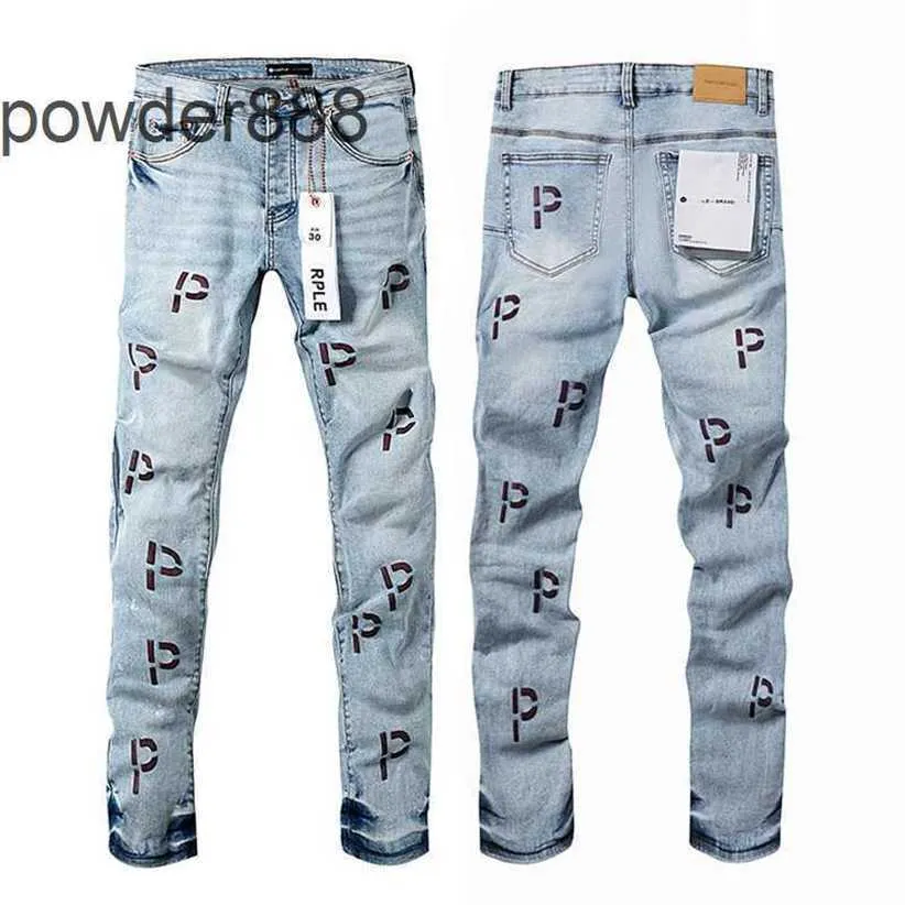 Lila Markenjeans mit schweren handgestickten Buchstaben American Straight Leg It4u