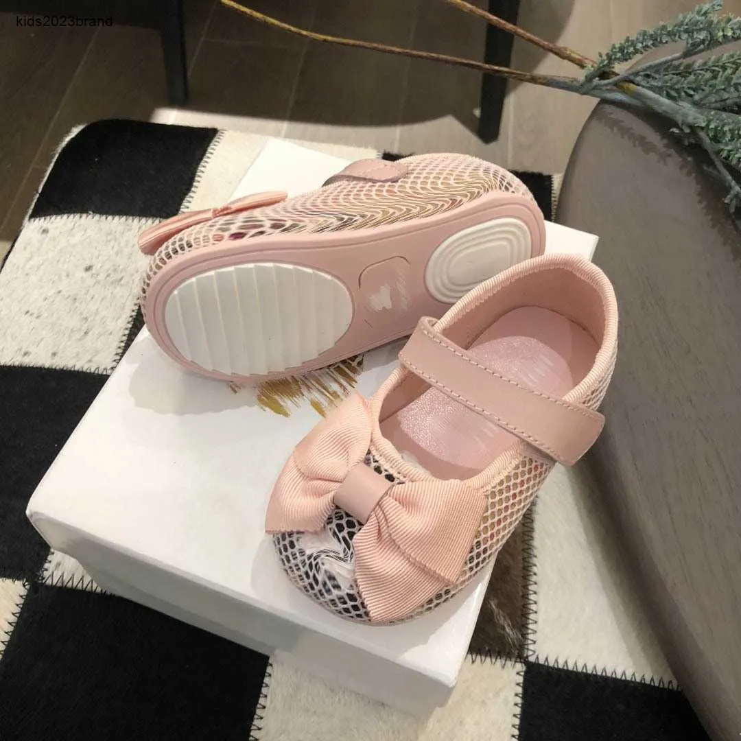 Nya småbarnskor Bekväma flickor Skor Storlek 20-25 Box Packaging Mesh Wrap Design Spädbarn Walking Shoes 24mar