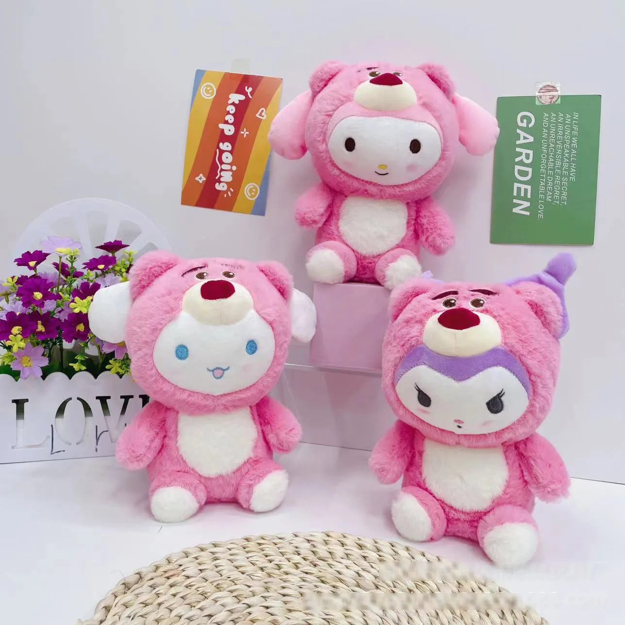 Leuke cartoon pluche speelgoed, Kuromi Melody, Yugui Dog Transformeert in Strawberry Bear Boutique Doll Doll