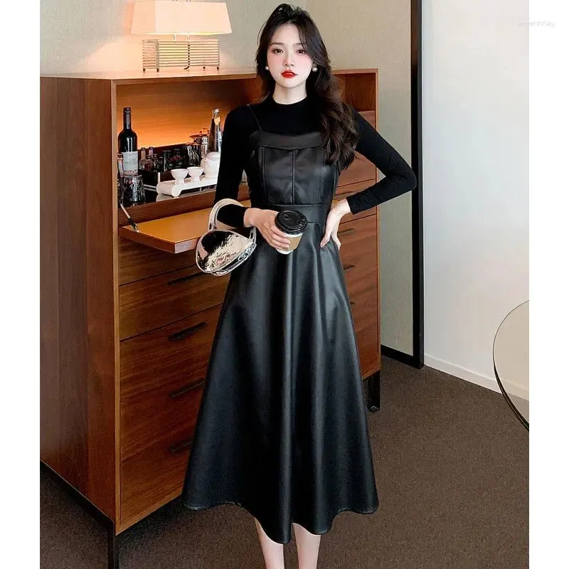 Vestidos de trabajo 2024 Conjunto de vestido negro de cuero de PU francés Conjunto de blusa con fondo de tirantes medio largo sexy Traje de dos piezas Trajes de club de fiesta de Corea