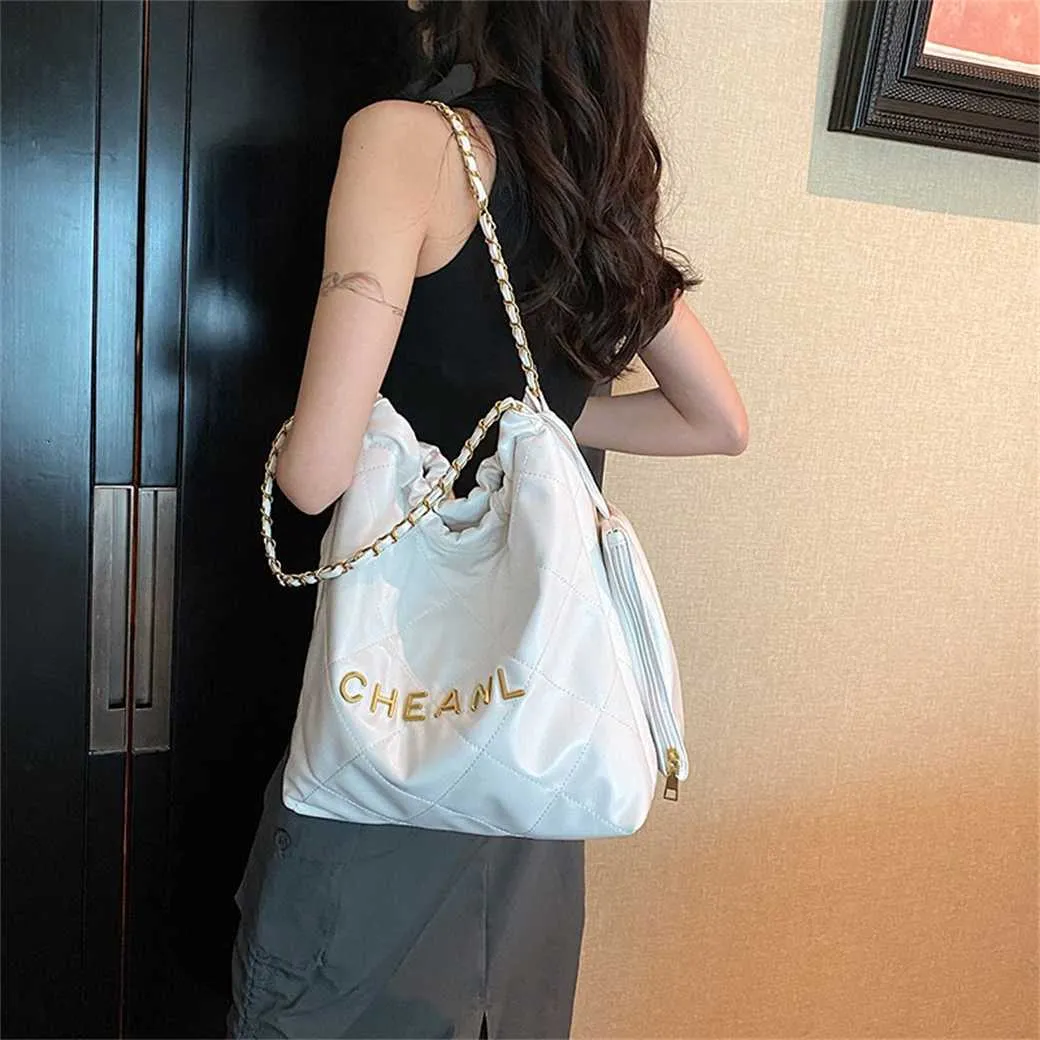 42% OFF Designer bag 2024 Handbags Lingge Embroidered Thread Large Capacity for Womens Trendy and Versatile Fashionable and High Quality Chain Bucket Crossbody