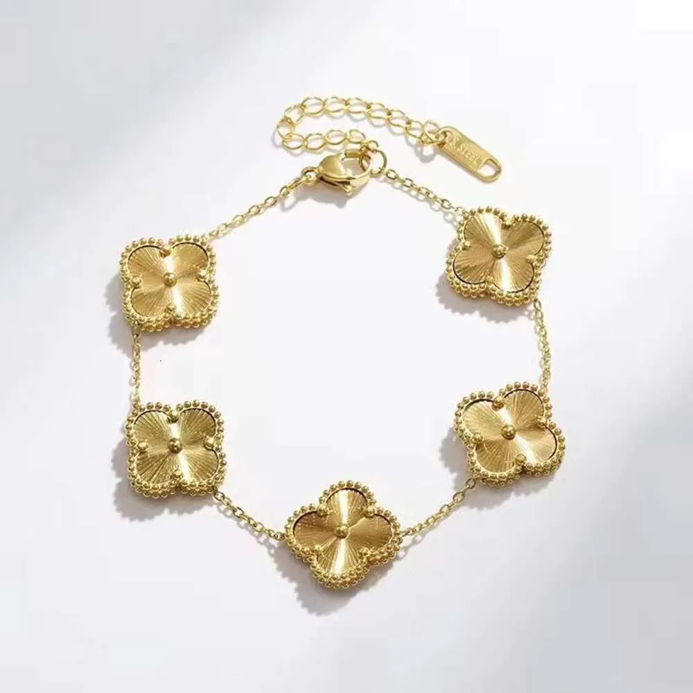 Van Clover-Armband, Dongguan-Titanstahl-Schmuck, modischer und eleganter 18-Karat-Gold-Batch-Blumen-Vierblatt-Gras-Fünf-Blumen-Armband mit einem High-End-Gefühl