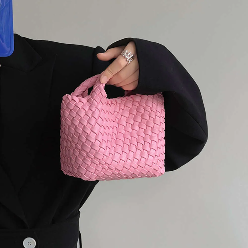 Le sac d'usine d'exportations à la main tissé à la main secoue de panier à la main pour les femmes 2024 Nouvelle chaîne d'épaule unique