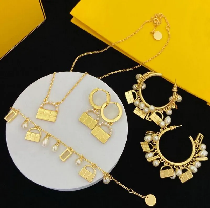 Moda collar de lujo Braclet Pendientes Bolsas de perlas Grabado F Iniciales Letra Colgante Mujeres Configuraciones 18K Oro Diseñador Joyería Cumpleaños Regalos festivos HFS9 --03
