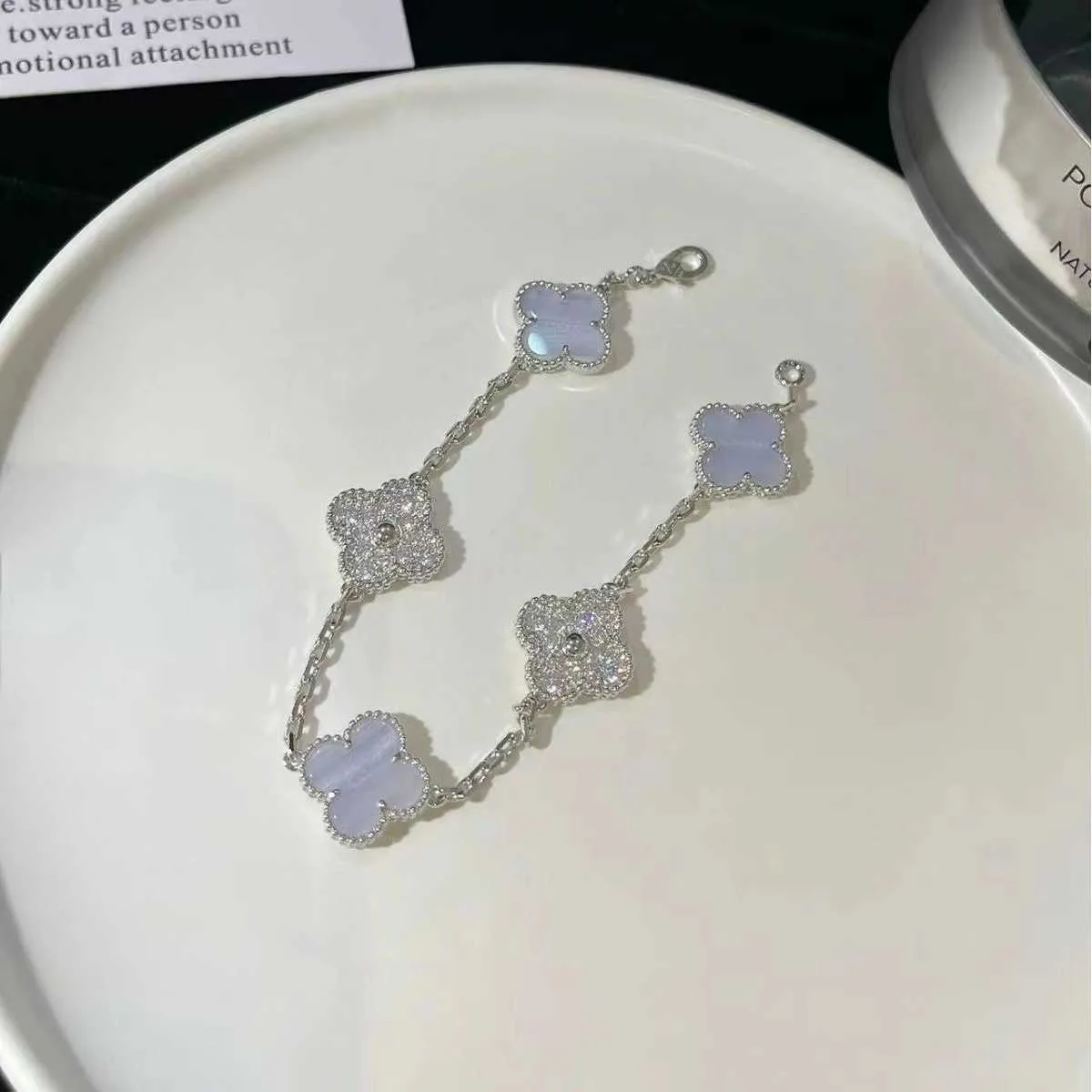 Varumärkescharm 925 Sterling Silver Van Purple Chalcedony Four Leaf Clover Armband Plated With 18K White Gold Diamond CNC Precision High Version