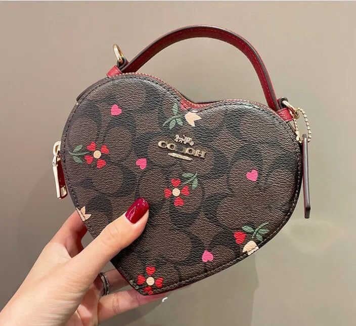 Kadın Çanta 2024 Klasik Omuz Çantaları Tote Çanta Lady Toates Moda Sırt Çantası Eski Çiçek Aşk Kutusu Kadın Çanta Logosu Sevimli Kalp Şerit Crossbody Bag