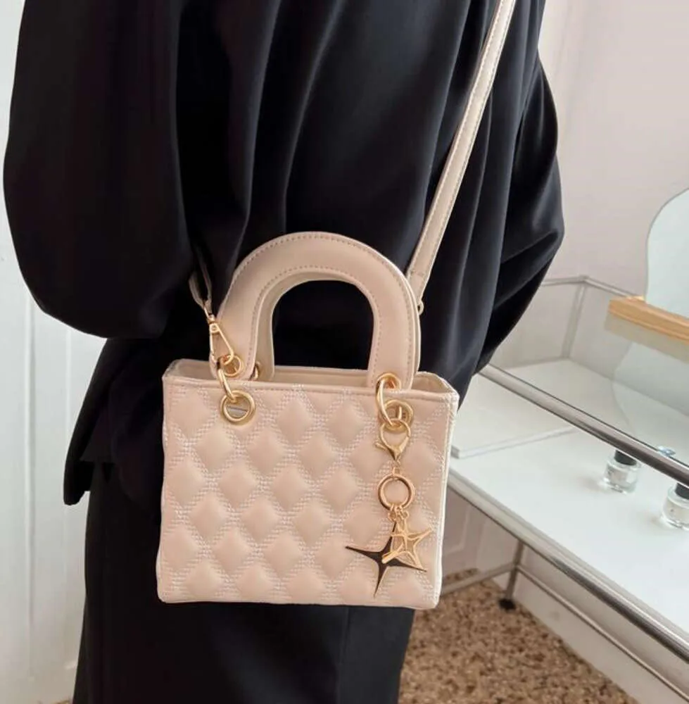 2024 Evening Bags Lattice Winter Leather Womens Designer new Handbag Shoulder Messenger