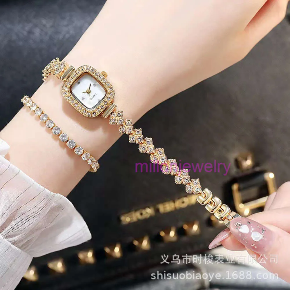 Luxury Mens Watch Femmes Little Square Watch Girls Quartz Tempérament Exquis Tempérament Bracelet Junior High School Étudiant