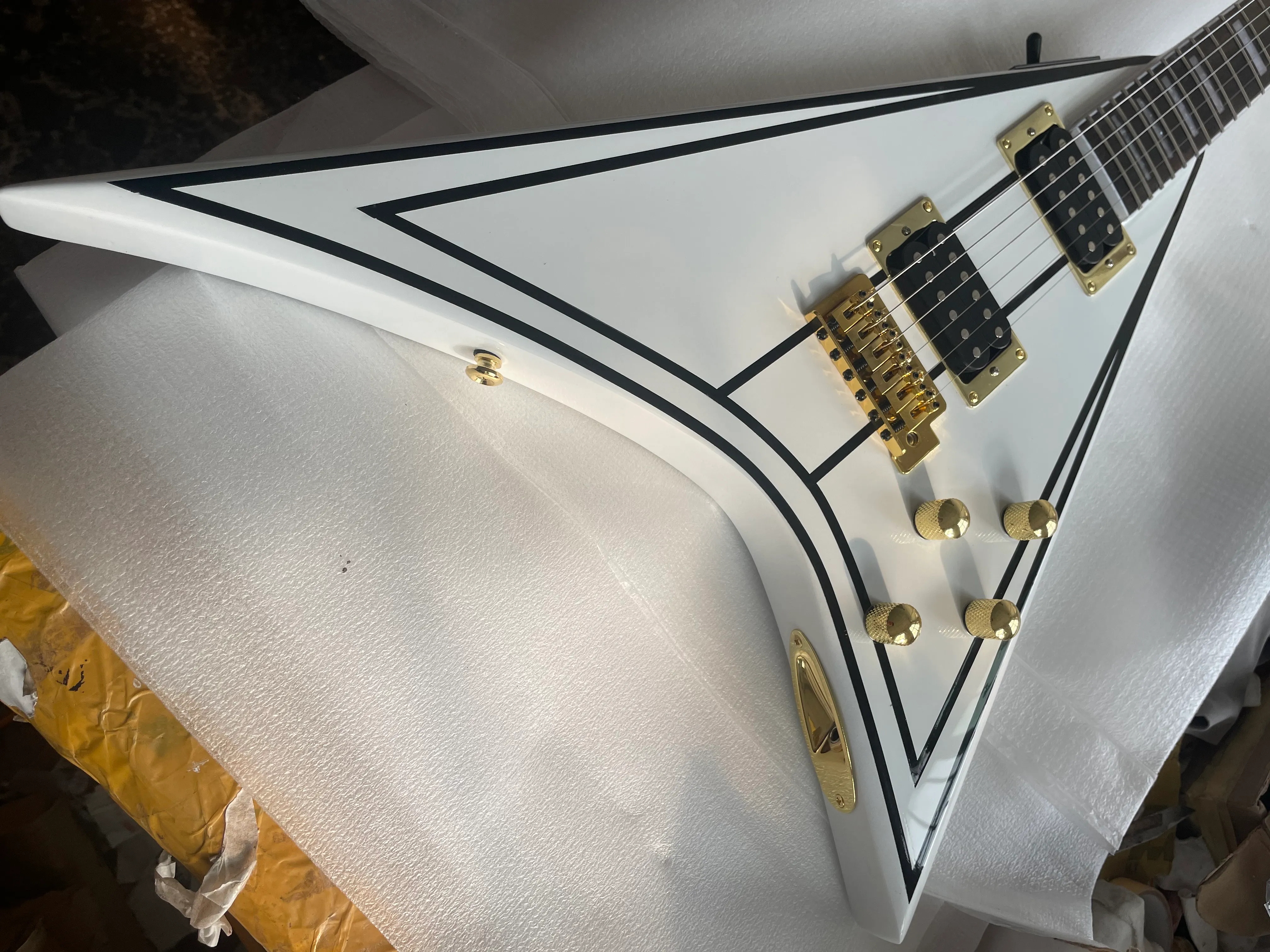 ハイエンドのカスタムエレクトリックギター|フライングVシェイプ|白