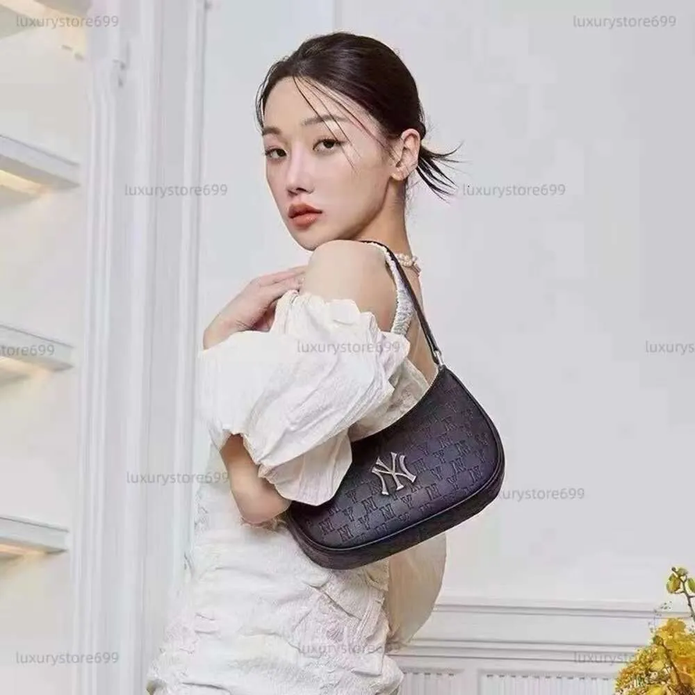 Metal Full Label Pu präglad underarmforskinstruktur Dark Grain Shoulder Bag For Womens Law Stick Pick Handle Bill of Lading Shoulder Bag
