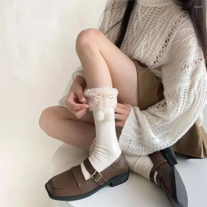 Женские носки, зимние носки из овечьего флиса с шариком и бантом, японские милые милые женские чулочно-носочные изделия в студенческом стиле для девочек, студенческие чулочно-носочные изделия до икры