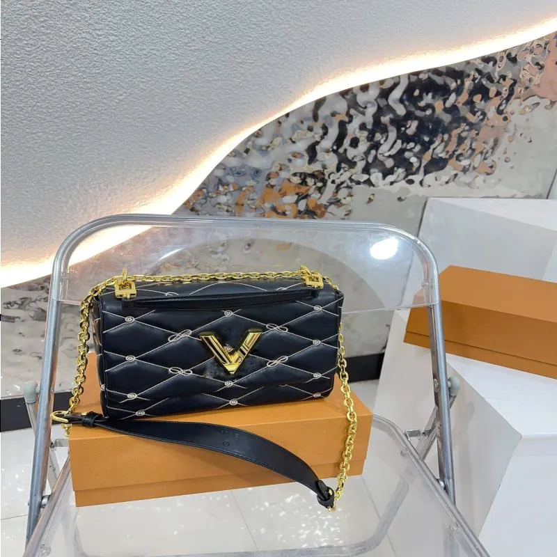 Top Luxury Designer Twist Denim Medium Handbag Women's Handbag Shoulder Bag Crossbody Bag Dinner Bag Solid Color Makeup Bag Wallet Gdge