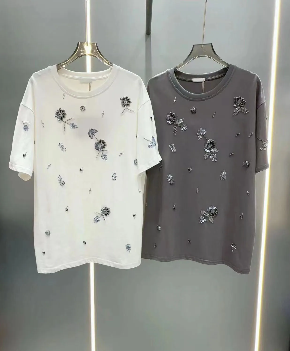 2024 sommer Frauen 2 Farbe Oansatz T Shirts Mode Blume Pailletten Design Kurzarm T-shirts Dame Lose Tees Luxus Casual tops