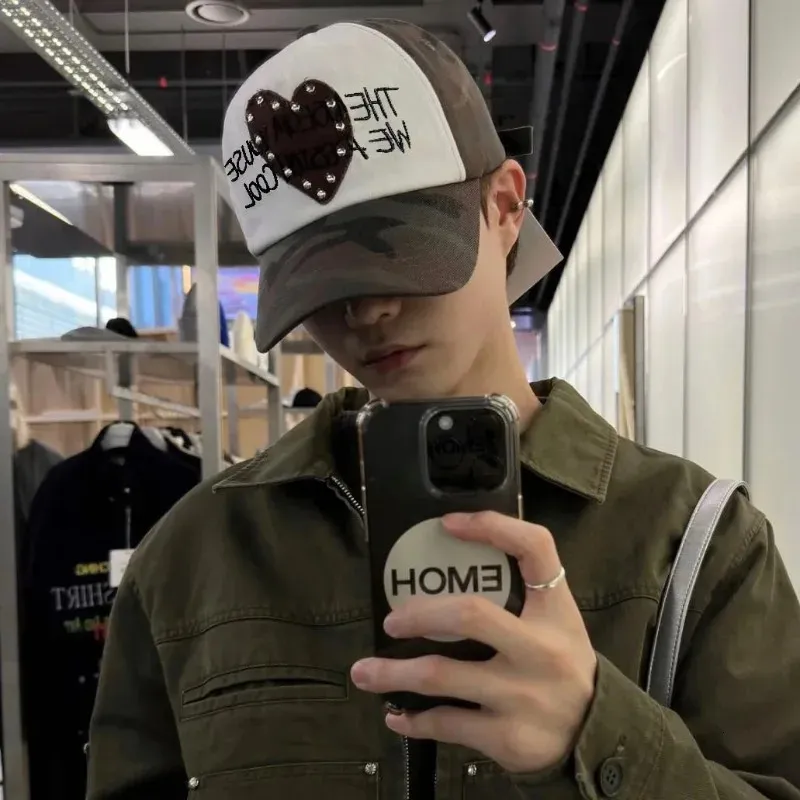 Ins Fashion Rivet Love Sticker Baseball Caps for Women Korean Niche Street Hip Hop Spring and Summer Sunscreen Mens Hats 240311