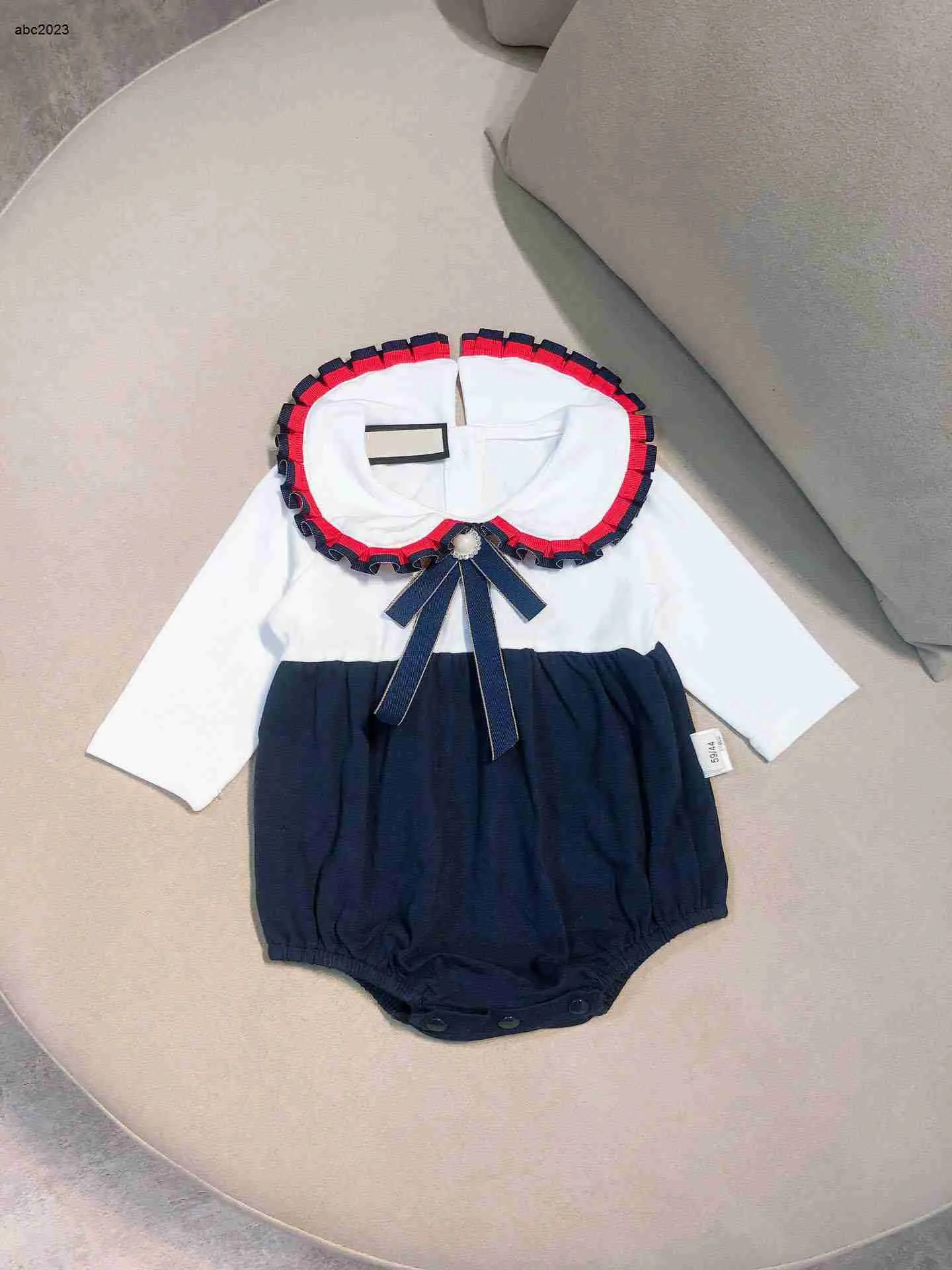 Klassiker Småbarn Jumpsuits Långärmade flickor Spädbarn Crawling Dräkt Kids Designer Kläder Storlek 59-90 cm Bow Newborn Bodysuit 24mar