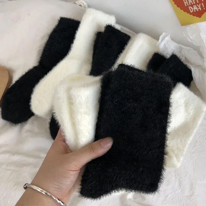 Chaussettes courtes en peluche de vison pour femmes, noires et blanches, pantoufles chaudes d'hiver pour filles, Tube central moelleux, pantoufles thermiques de sommeil d'intérieur