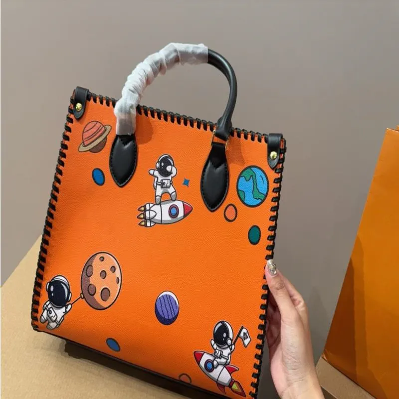 23SS 여성 고급 디자이너 토트 백 낙서 가방 여성 토트 메이크업 지갑 주최자 가방 32cm wajxp