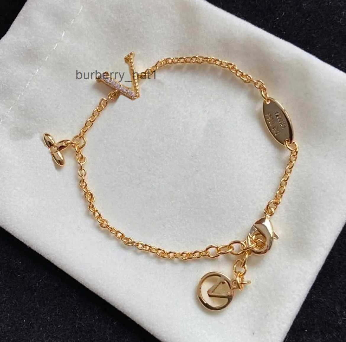 Frauen Designer Armband Luxus Diamant Charme Armband Modetrendy Brief gegen Anhänger Goldschmuckzubehör