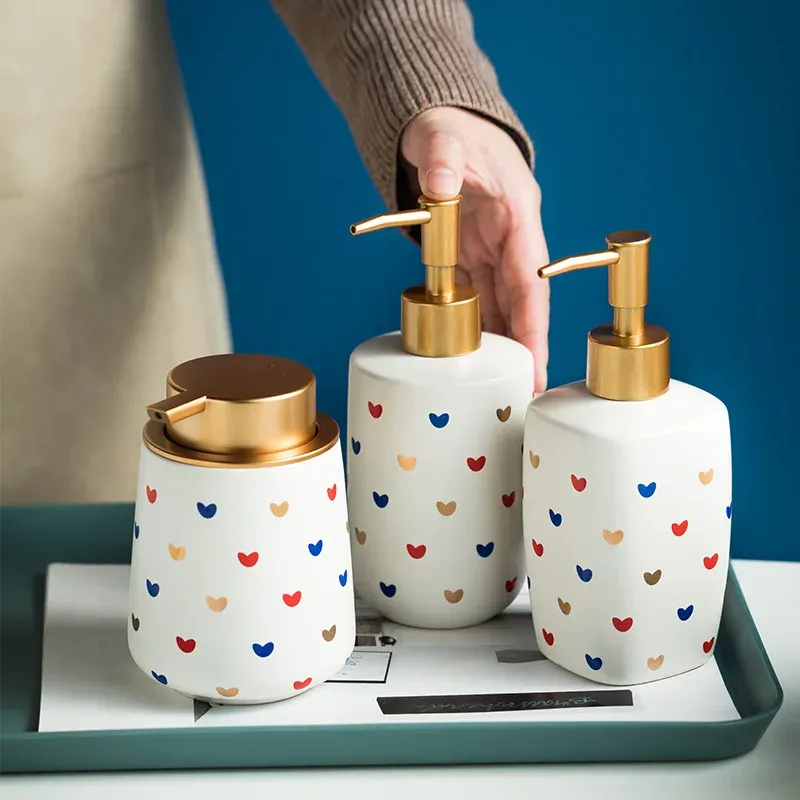 Dispenser Dispenser di sapone con stampa a cuore carino Accessori per il bagno in ceramica Disinfettante per le mani Shampoo Lozione per il lavaggio del corpo Bottiglia con pompa ricaricabile