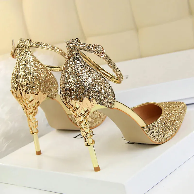 Comemore Sandales de fête élégantes en métal Stiletto Glitter Pompes de luxe Femmes Chaussures de mariage Mariée Or Argent 2023 Femmes Talons Hauts 240320