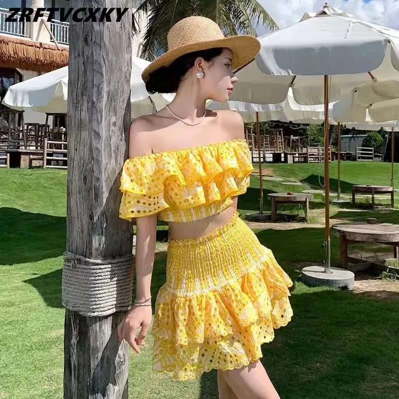 Vestidos de trabajo Moda Hollow Out Vacaciones Conjunto de dos piezas Mujeres Sexy Un hombro Top corto Mini falda de pastel Traje Damas Trajes de playa de verano