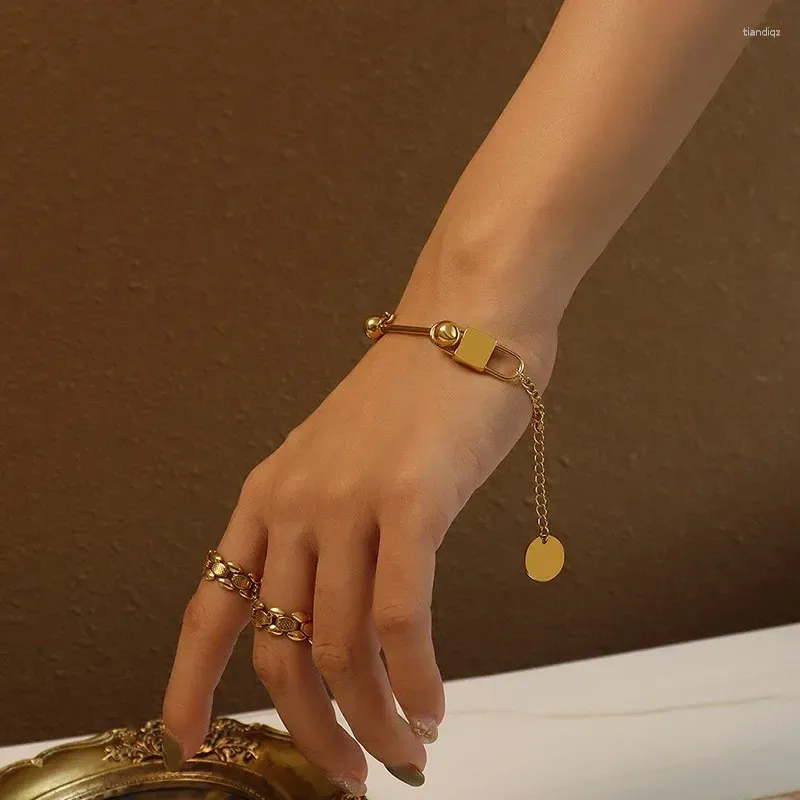Bracelets de charme Collier de serrure en titane Femmes Bijoux en acier inoxydable OL Designer T Show Runway Boho Japon Coréen