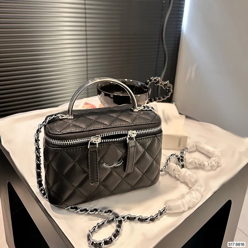 Metallhandtag Makeup Bag designer väskor kvinnor axelväska läder diamant kontrollera hårdvara metall lyx handväska crossbody väskor spegel mun röd kuvert lådan purs 17 cm
