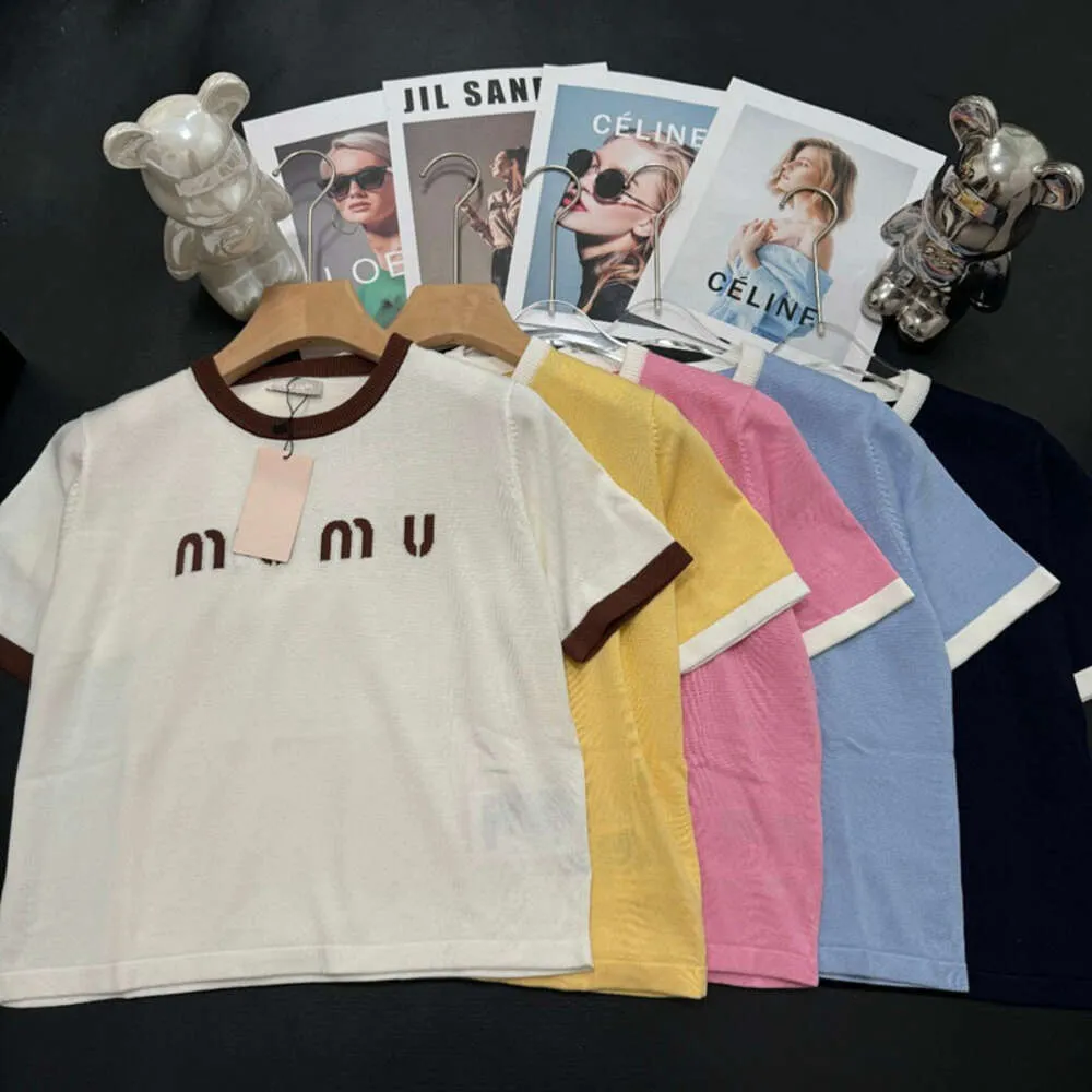 デザイナーMuimui Dalang Fashion Womens High Edition Mui Mui Tshirt 24新しいコントラストカラーラウンドネックレターカジュアル快適な短袖シャツトップ