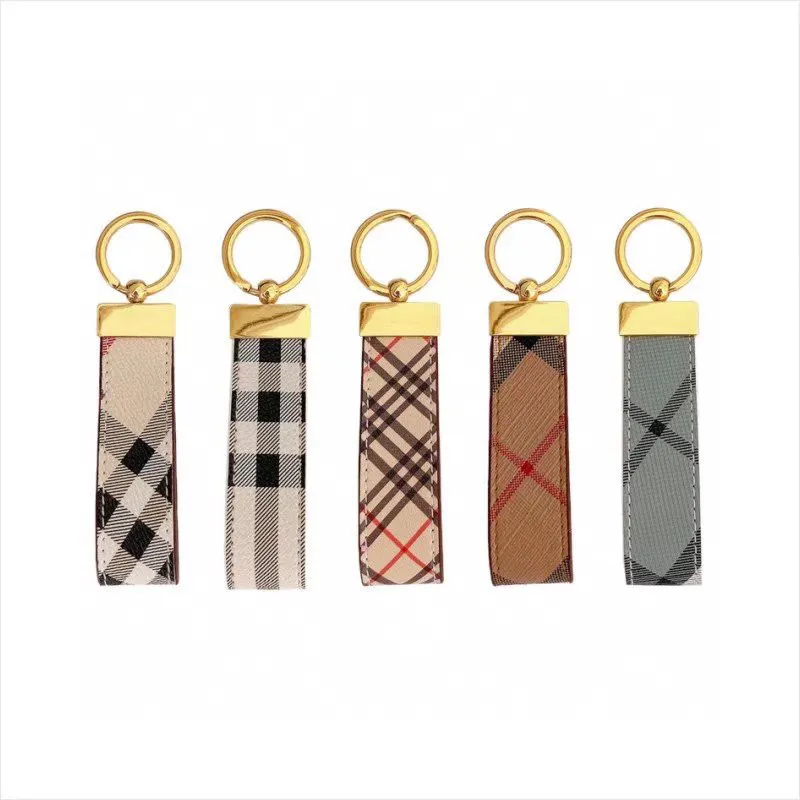 Keychain van hoge kwaliteit klassieke prachtige luxe designer auto sleutelhanger zink legering letter unisex lanyard gouden black metal kleine sieraden liefde en doos