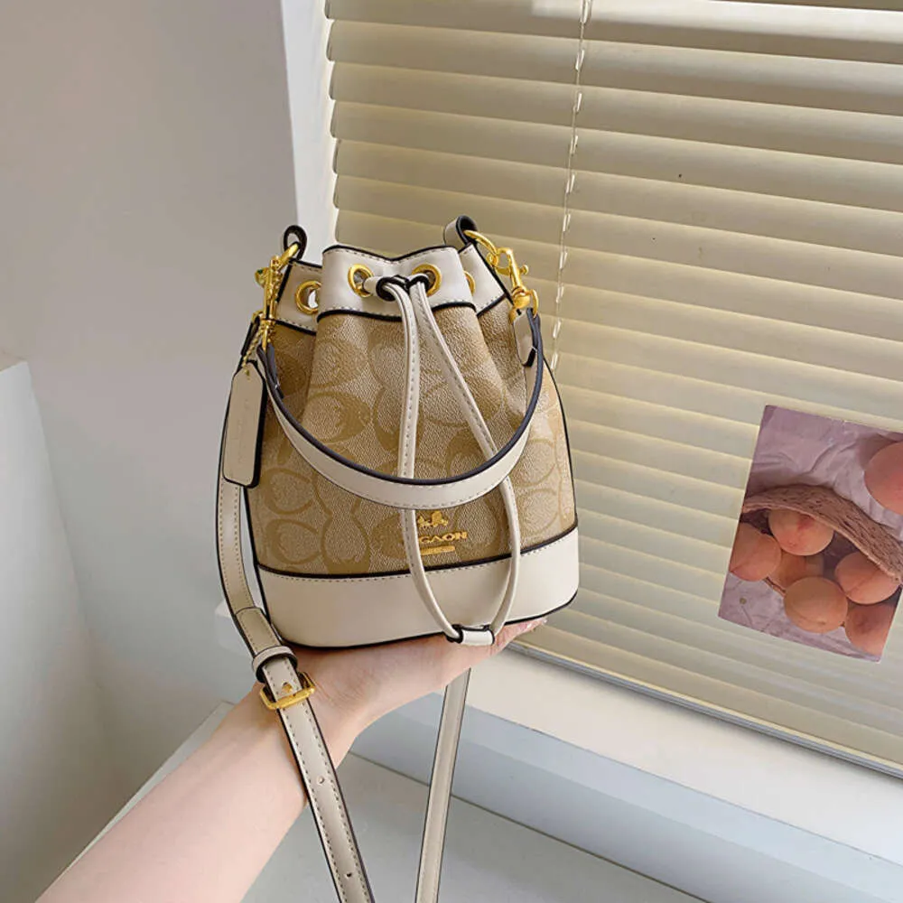 Armazenar bolsas de designer por atacado bolsa de ombro bolsa de ponta para mulheres 2024 Novo balde de cordão vintage da moda versátil e elegante, transportando crossbody