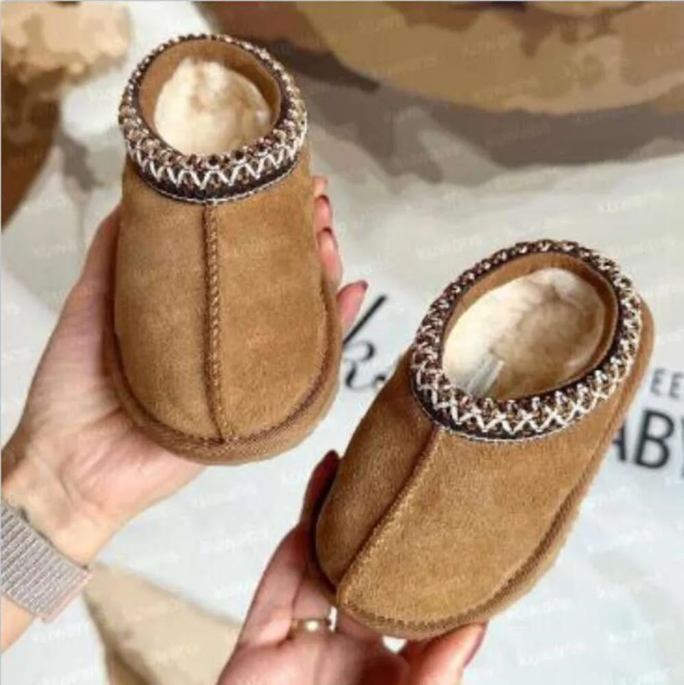 Niños Zapatillas Tazmans para niños pequeños Zapatos de bebé Tazz Diapositivas de piel castaña Piel de oveja Mulas de invierno Lana sin cordones Botas de algodón pequeñas y grandes cálidas sandalia