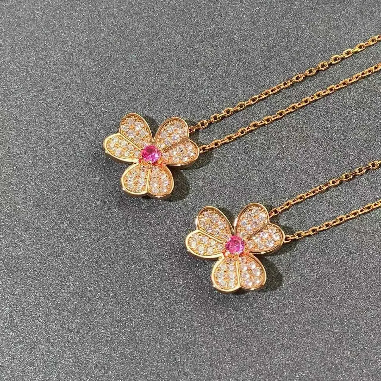 Collier pendentif lumière niche de luxe design avancé 2024 nouveau loisirs tout avec chaîne de clavicule pétale de marque bien connue 24032510