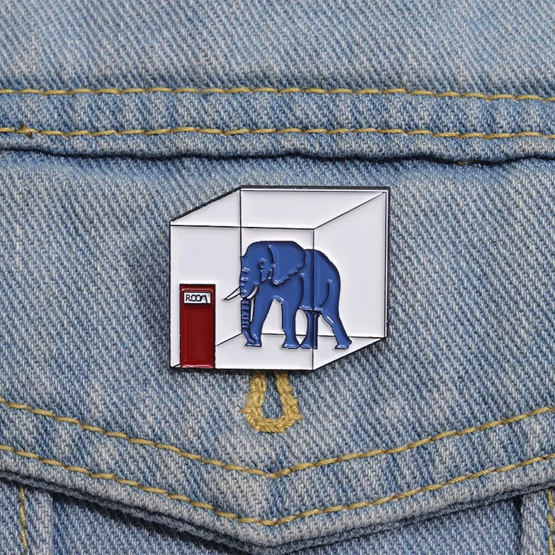 Cartoon olifant in de kamer email Pin grappige metalen broches rapel badge decor rugzak jas accessoires sieraden cadeau voor kind