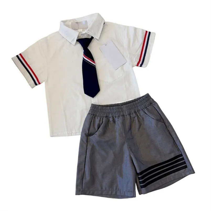 Designer bébé enfants tshirts shorts sets tandle garçons filles vêtements vêtements vêtements d'été blanc noir luxe tracksuit jeunesse sportive r01