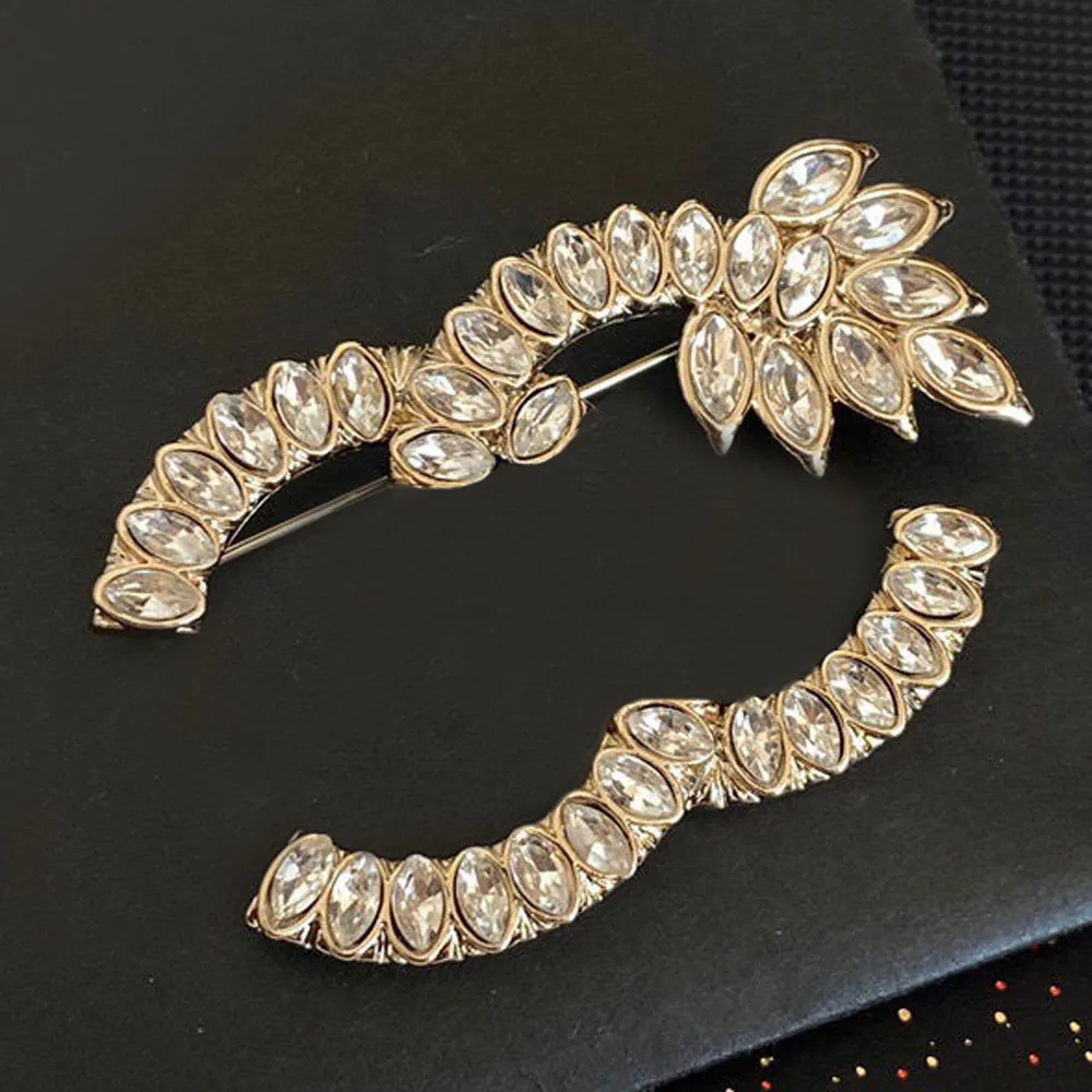 Broches en diamant Desinger lettre bijoux conception broche perle broches marque lettre broche 18K or broche hommes femmes accessoires de fête de mariage cadeaux