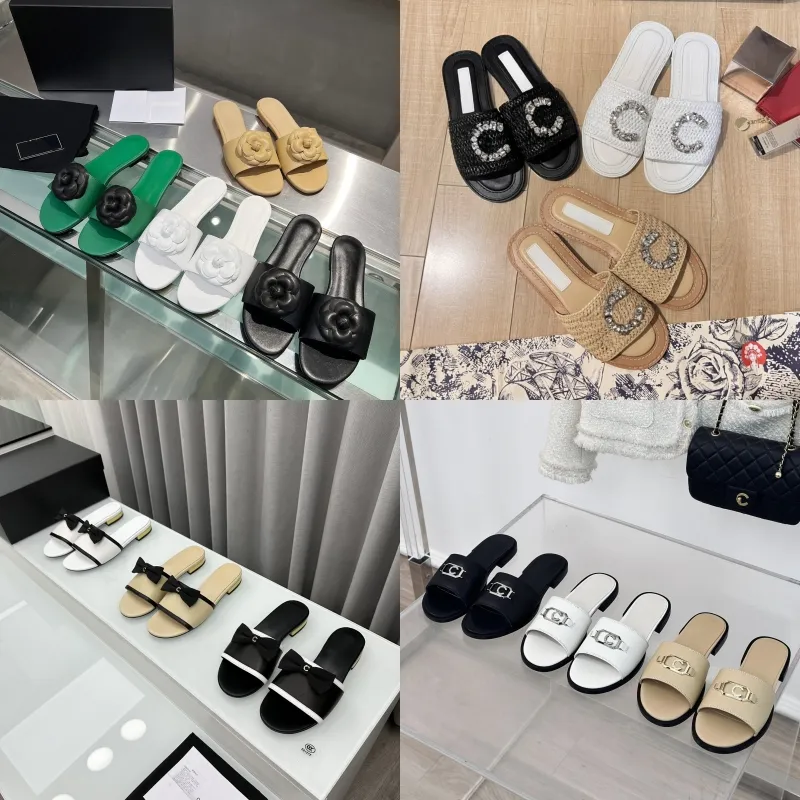 2C cadeias designer verão praia chinelos mulheres mocassins de salto baixo flops letras de couro senhora flor camélia slides mulheres metal senhoras sandálias bling strass