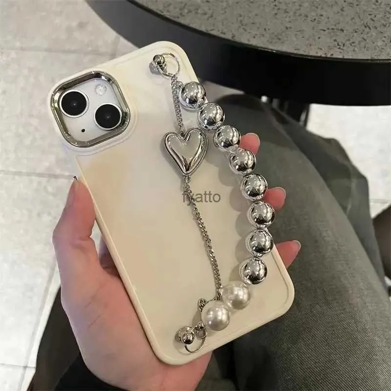 Mobiltelefonfodral Korea 3D Love Heart Wrist Chian Soft Phone Case för iPhone 14 12 13 Pro Max 11 X S XR XS Max Metal Lens Silicone Cover Funna H240326