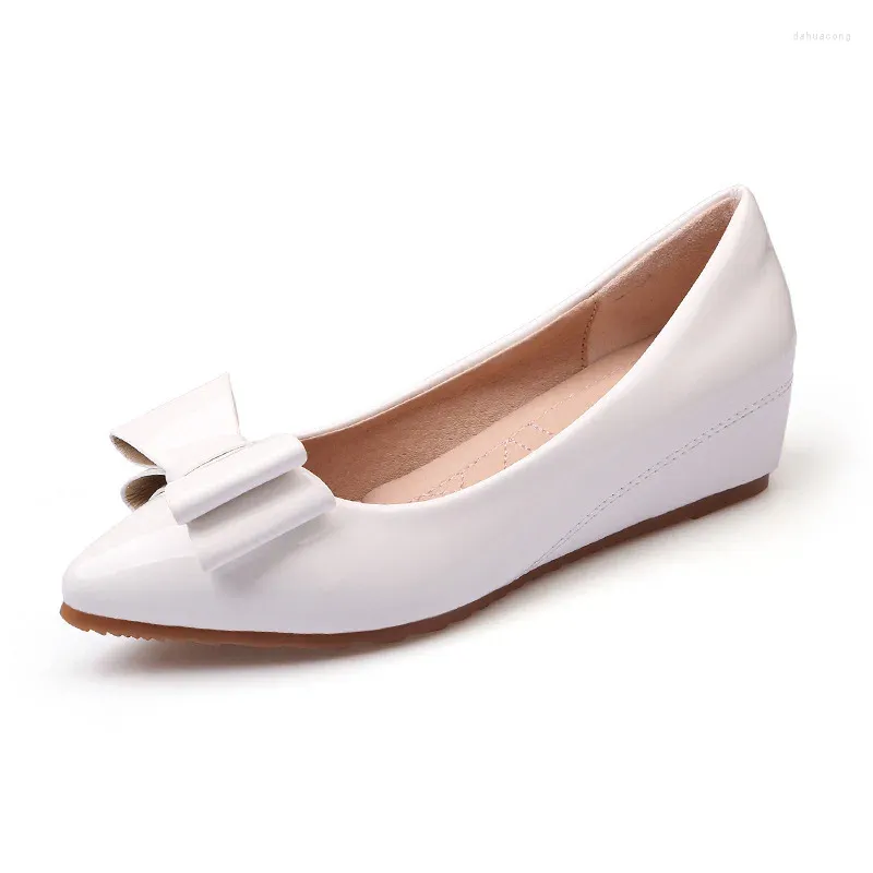 Casual Shoes Women's Sandals Summer Square Heel Bow Bekväm patentläder Låg hjälp Kvinna