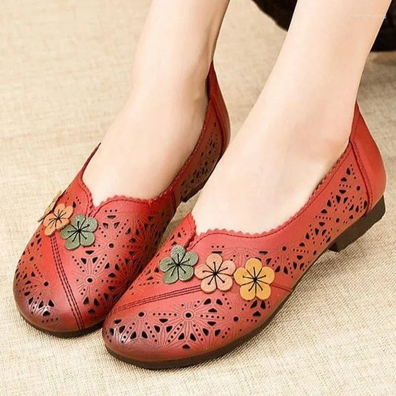 Sıradan Ayakkabı Retro Kadın Daireleri 2024 Yazlık Hollow Yumuşak Oxford Mom Kadın Çiçek Nefes Alabaç Loafers Zapatos Mujer