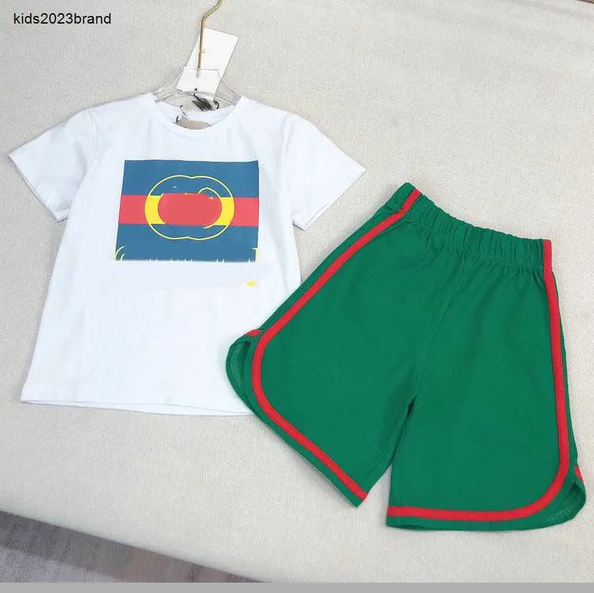 New Kids Designer Clothes High Quality Summer Set Baby Tracks Size 90-160 cm kortärmad t-shirt och gröna shorts 24mar