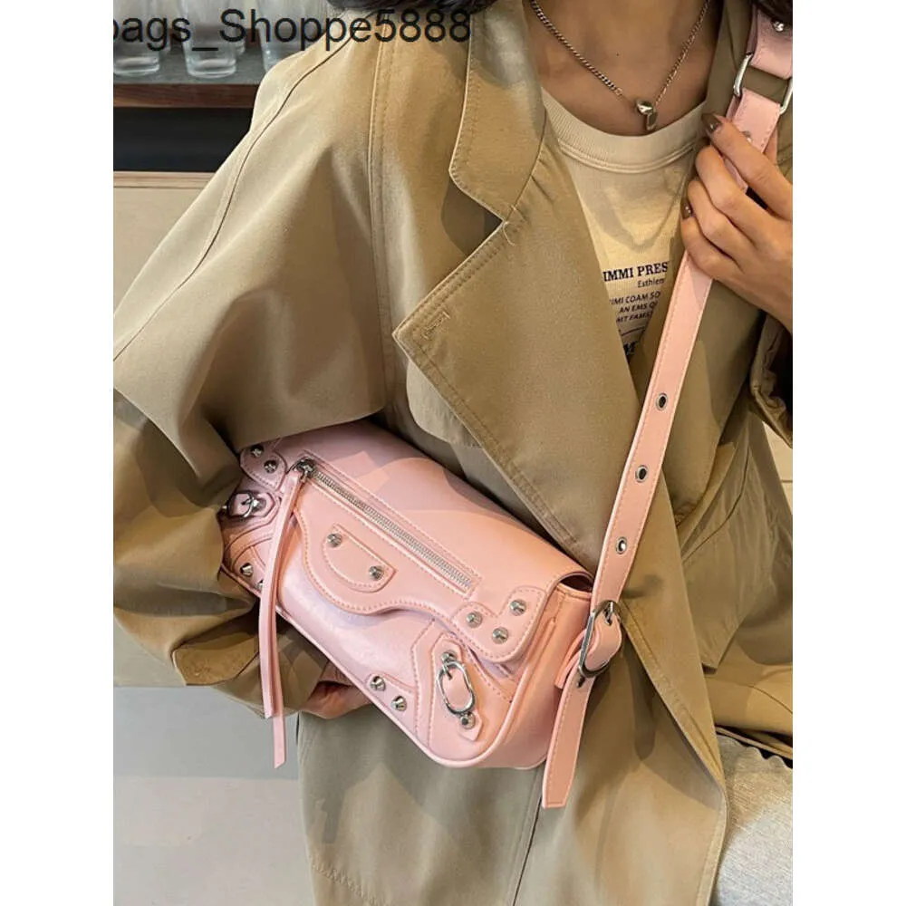 Factory Direct Store torebka bezpłatna wysyłka torebki damskie 2024 Nowy modny i wszechstronny crossbody z pojedynczym ramionami są w tym roku popularne z dużą pojemnością małą