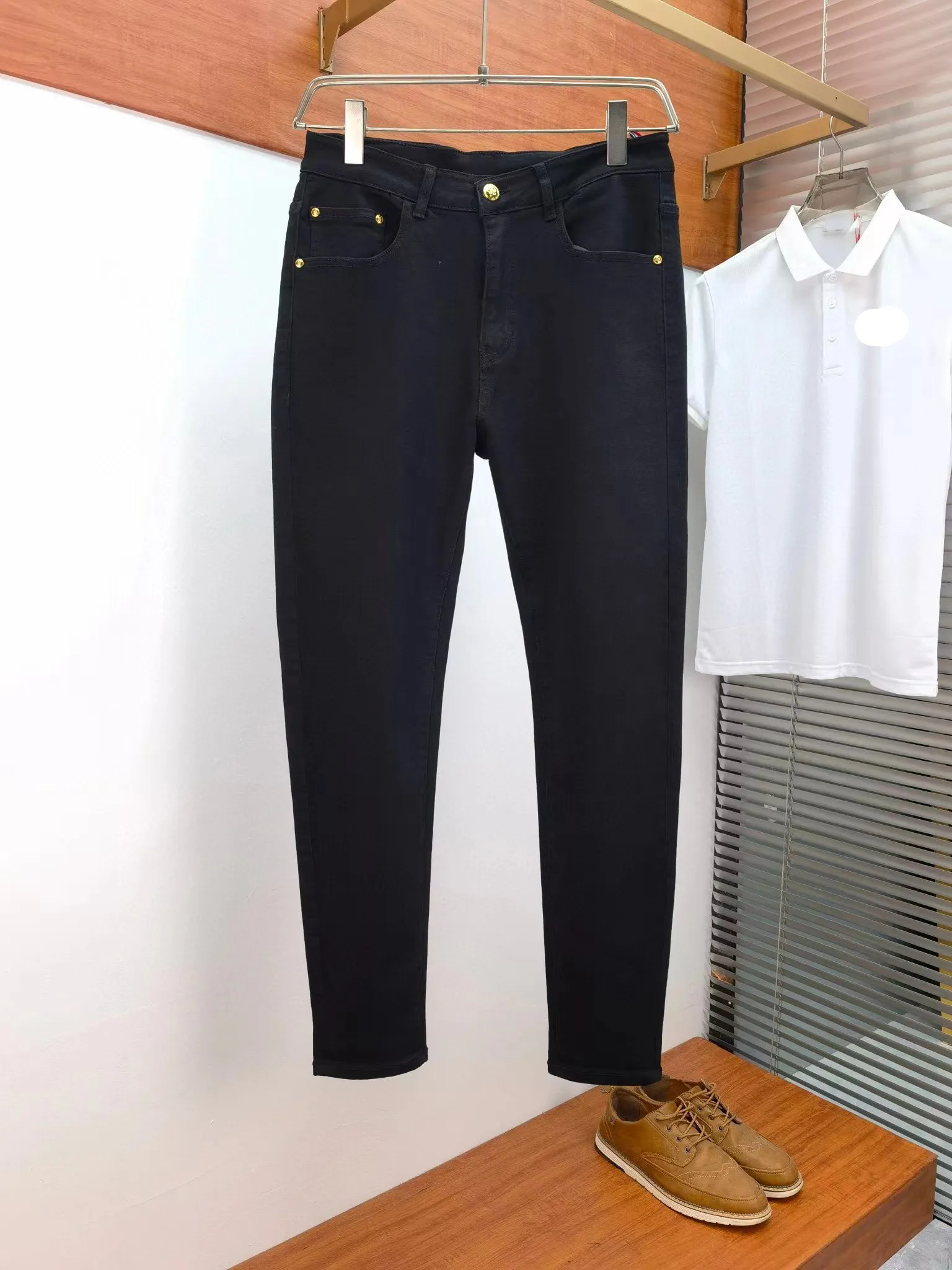 2024 New Spring Jeans Designer Black Jeans Elastic Soft 공식 웹 사이트 동기화 된 Denim Fabric Pants Mens 청바지 10A