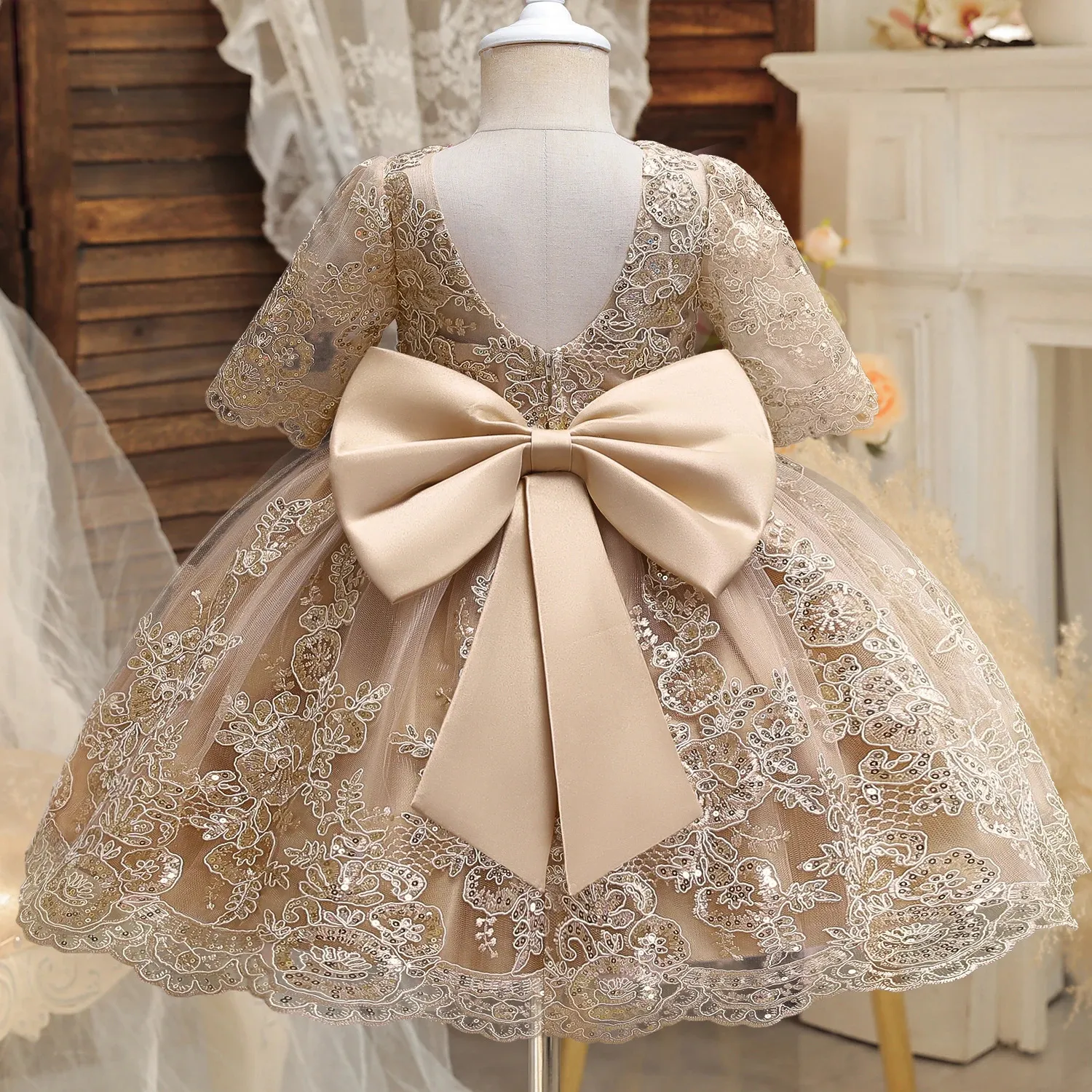 Flickor V-backless Big Bow Dress for Party Wedding 1 till 5 år Brodery Princess Elegant Luxury Gown Toddler Kids Christmas Dress 240319
