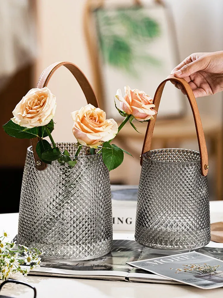 Vasi Nuovo vaso di fiori in vetro con manico in pelle Home Office Cafe Grande bottiglia di fiori Vaso idroponico Decorazione della tavola di nozze Ornamento