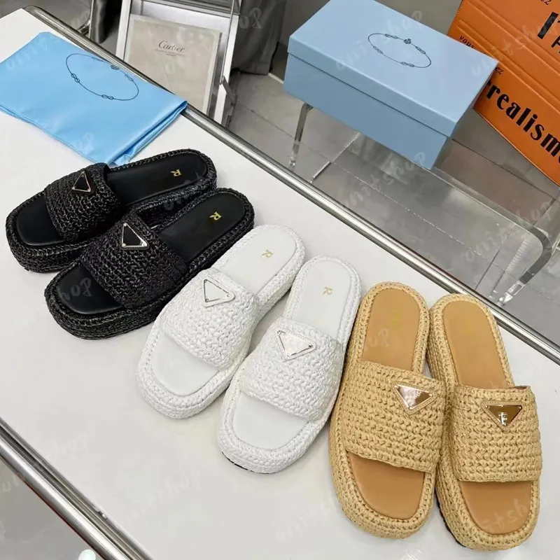 Designer palha teceamento de sandália raffias brancas sandale triangulo de luxo fivela de fivela em lâminas pretas Slippers feminino plataforma de verão sliders de crochê praia