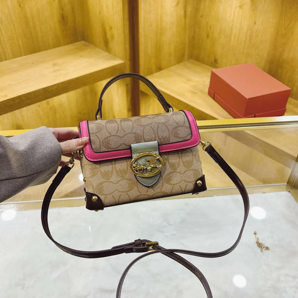 de winkel exporteert designertassen groothandel dames 2024 nieuwe modieuze roze rode draagbare kleine tas met geavanceerde westerse stijl één schouder crossbody