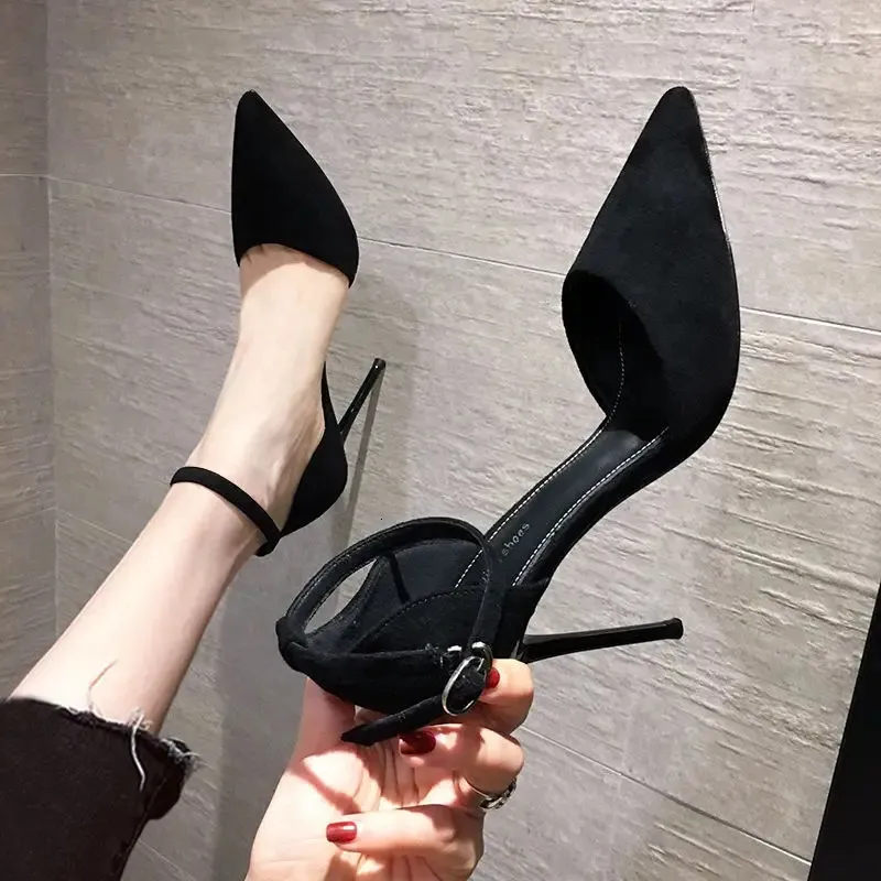 2023 Summer Black High Heel Shoes Sandaler French Girl Pointed Toe Womens Single Stiletto spänne grunt kvinnor pumpar 240312