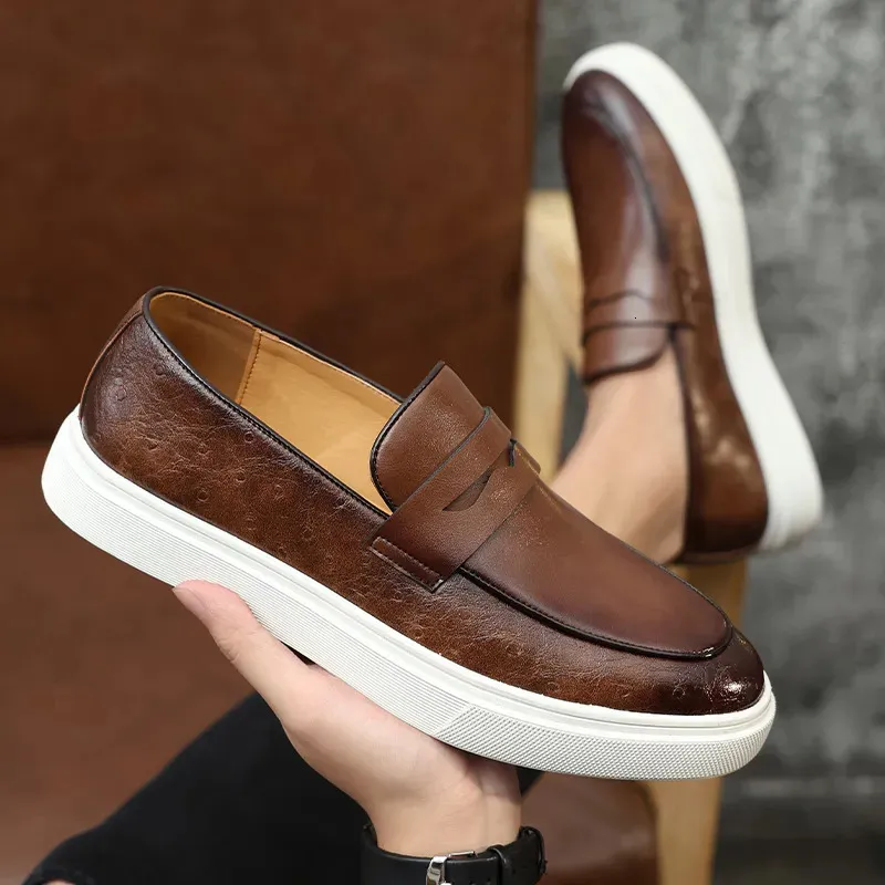 Mens Casual Shoes präglade läder män mode brittisk stil penny loafers mens slip-on thick sole utomhuslägenheter 240407